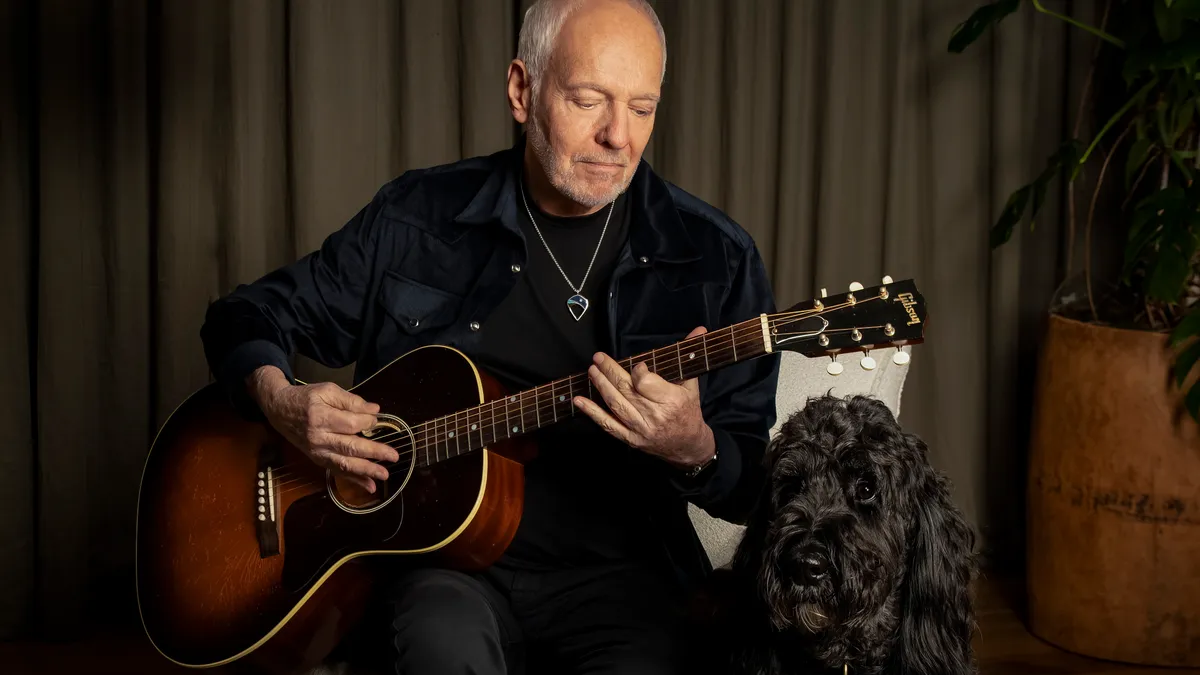 A doença de Peter Frampton mudou a maneira como ele tocava violão, mas não seu jeito de tocar