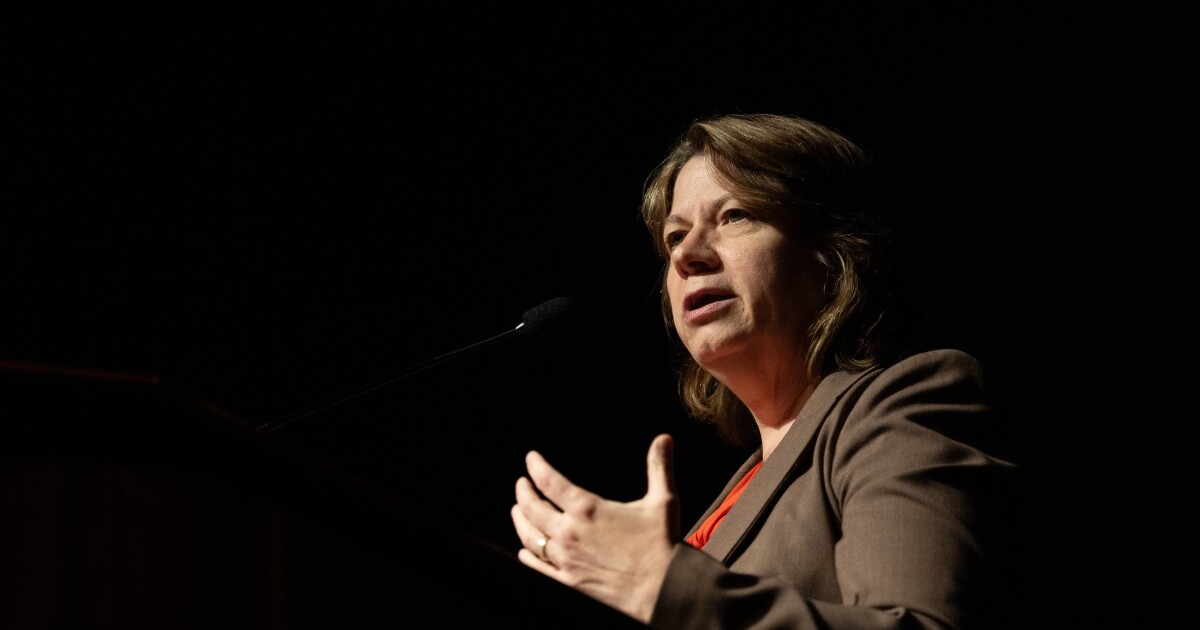 A liderança da Universidade do Texas em Austin demitiu a reitora do KUT, Debbie Huett