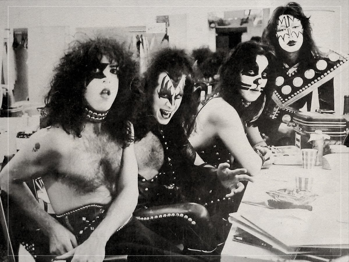A música "Kiss", lançada em 1975, permanecerá eternamente lembrada nos próximos anos