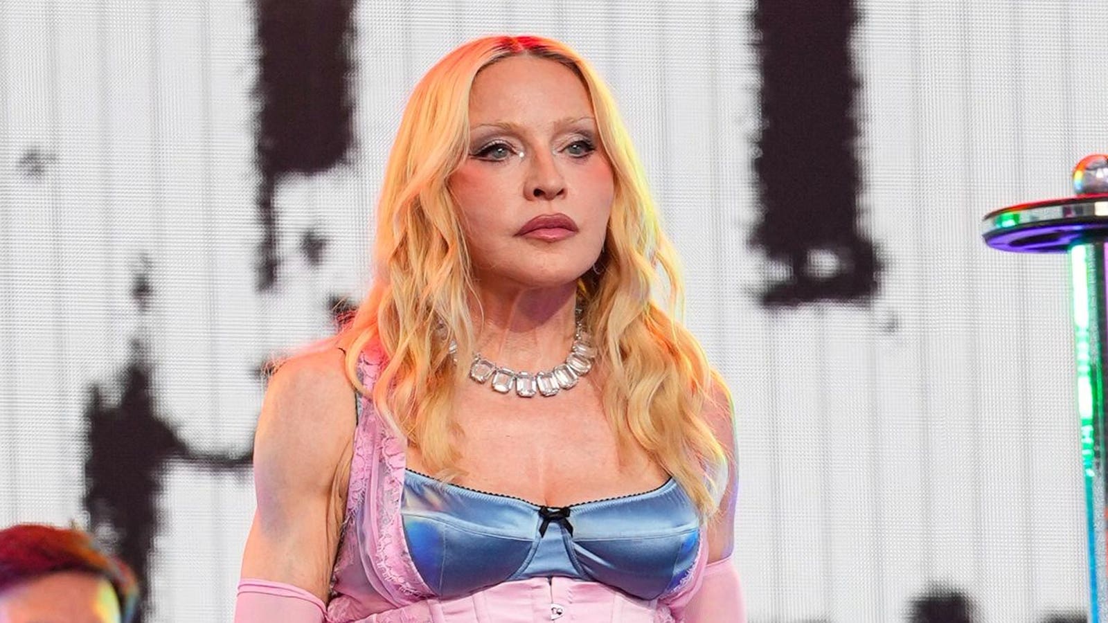 A nova música de Madonna se torna a primeira de seu novo álbum a perder o primeiro lugar