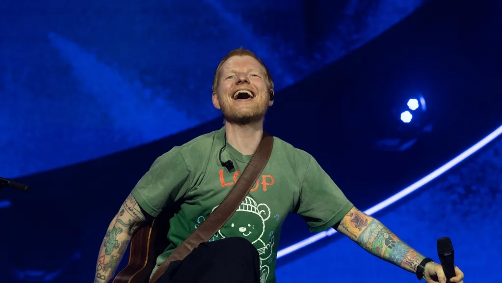 A turnê LOOP de Ed Sheeran começa quando ele faz um gesto para parar