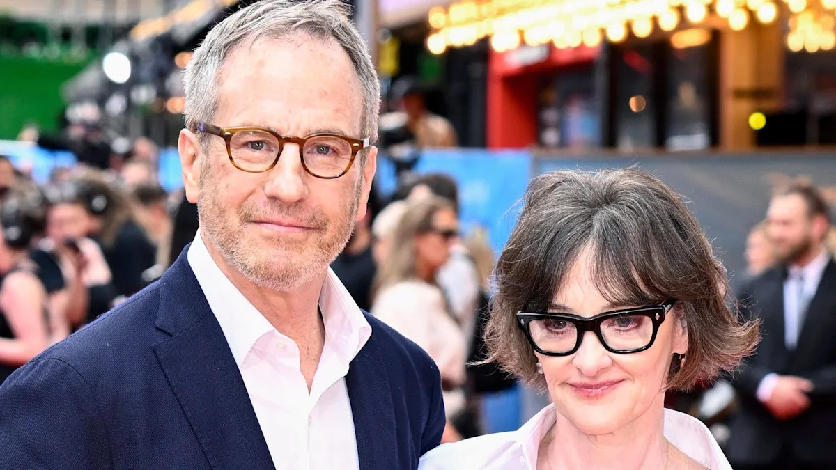 A vida isolada de Joan Cusack longe de Hollywood enquanto ela retorna no tapete vermelho