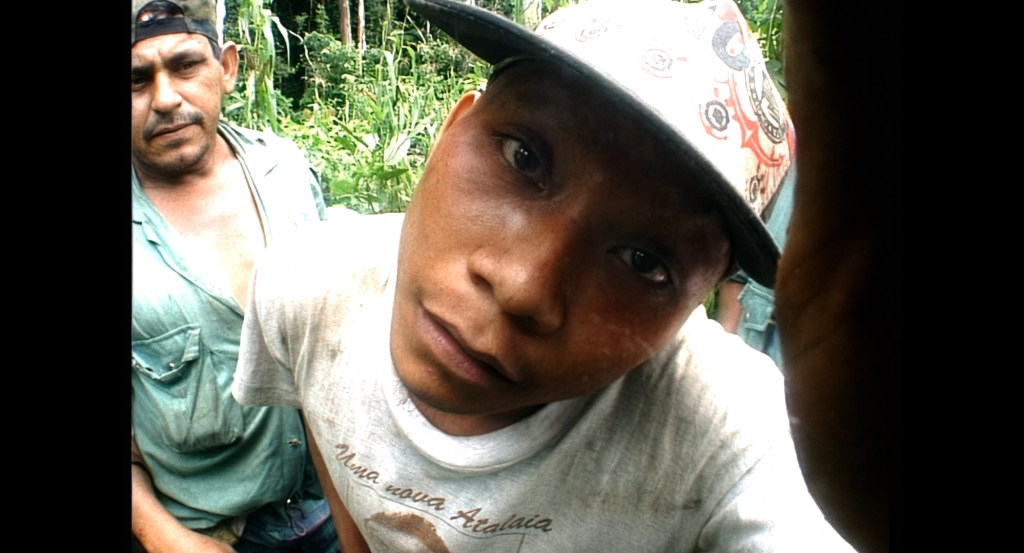 “Amazomania” questiona a ética de documentar tribos indígenas remotas