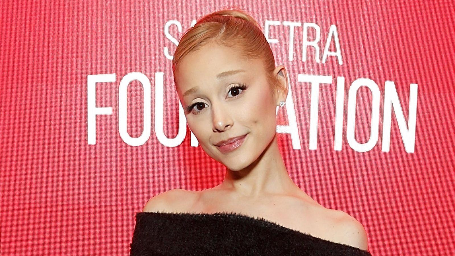Ariana Grande lidera a parada de álbuns da Billboard com três retornos