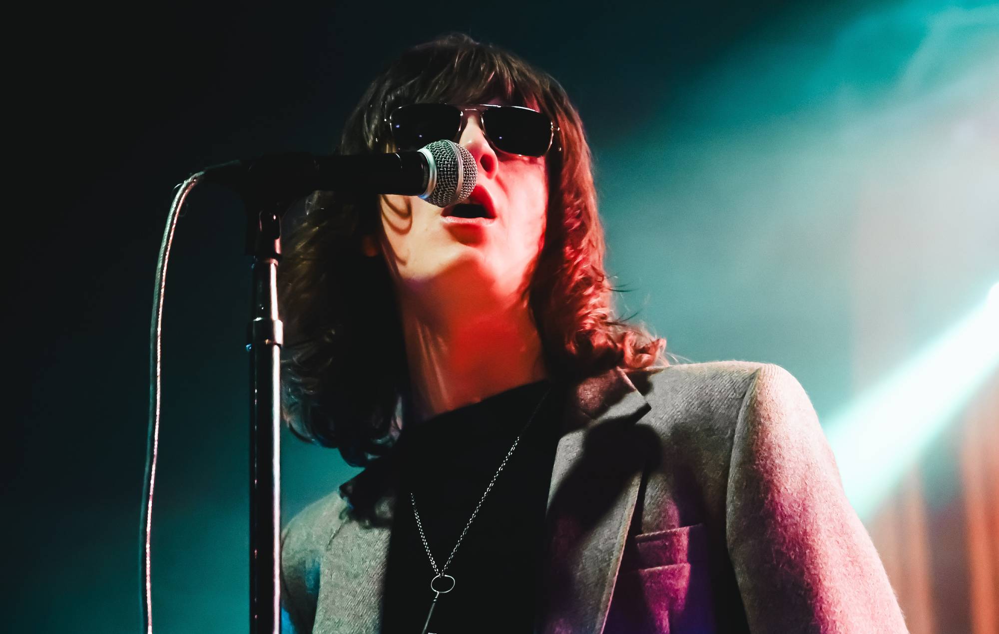 Assista Blossoms fazer um show surpresa em Manchester dentro de uma van
