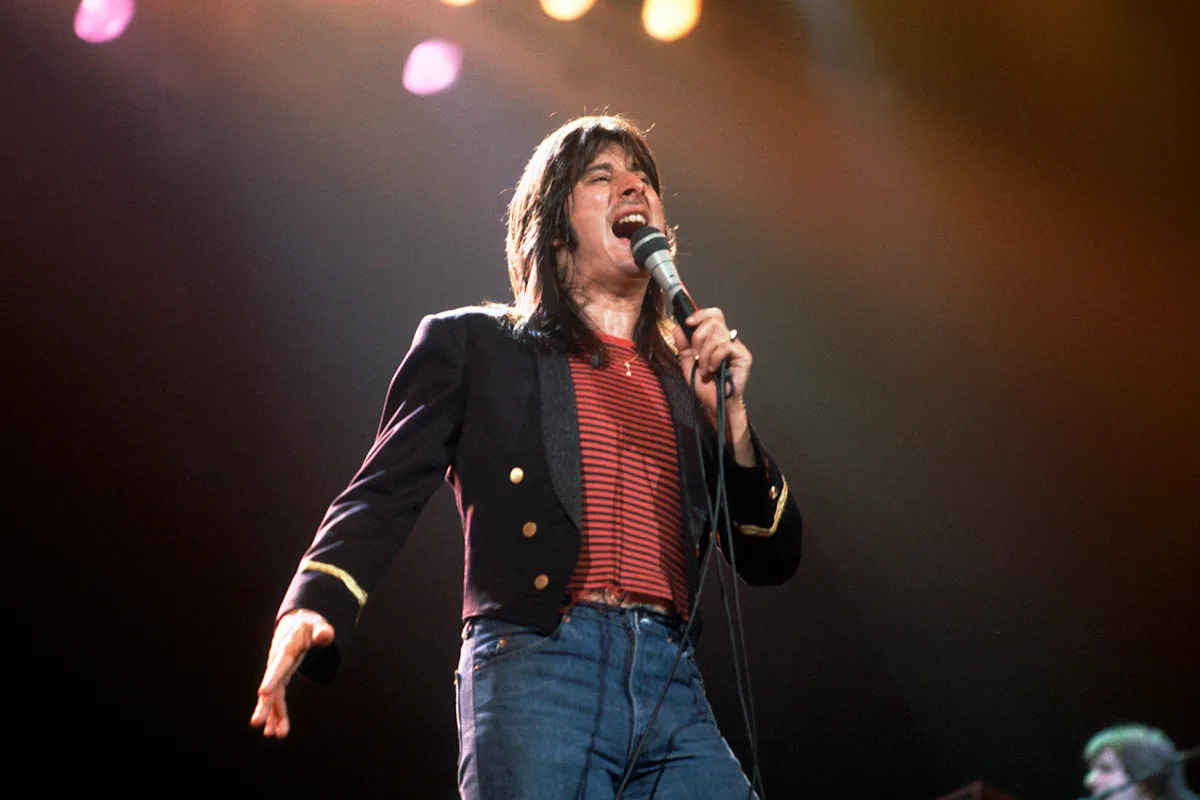 Assista à jornada de Don't Stop Believin' tocando ao longo de quatro décadas - de Steve Perry a Snoop Dogg