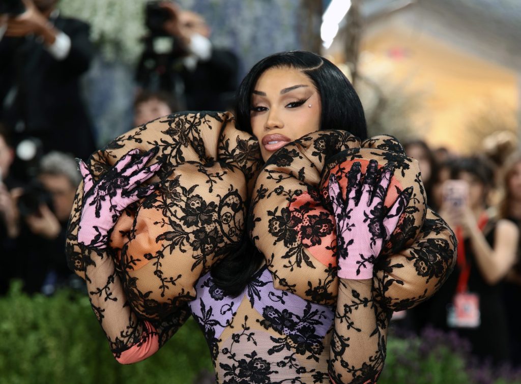 Cardi B responde a Lato que a convidou para sair em sua nova música “Gimme Dat”