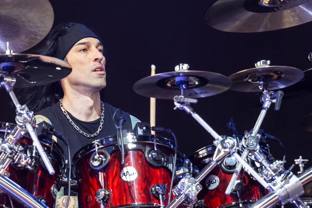 Christian “CC” Koma sai da turnê europeia Black Veil Brides 2026
