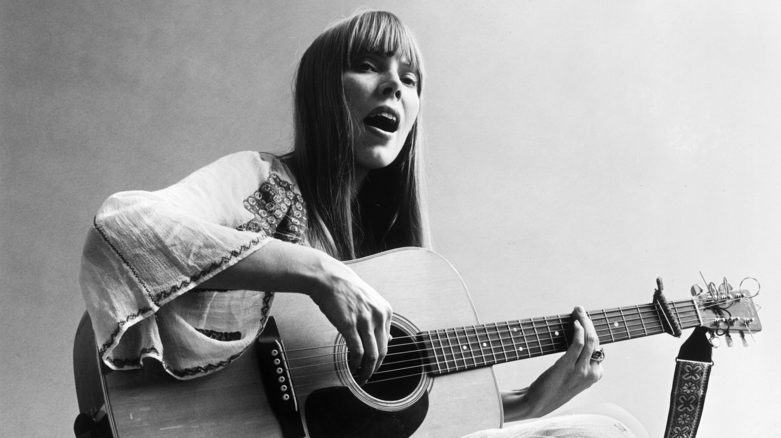 Com apenas 23 anos, Joni Mitchell escreveu uma das canções mais regravadas da história do folk rock.