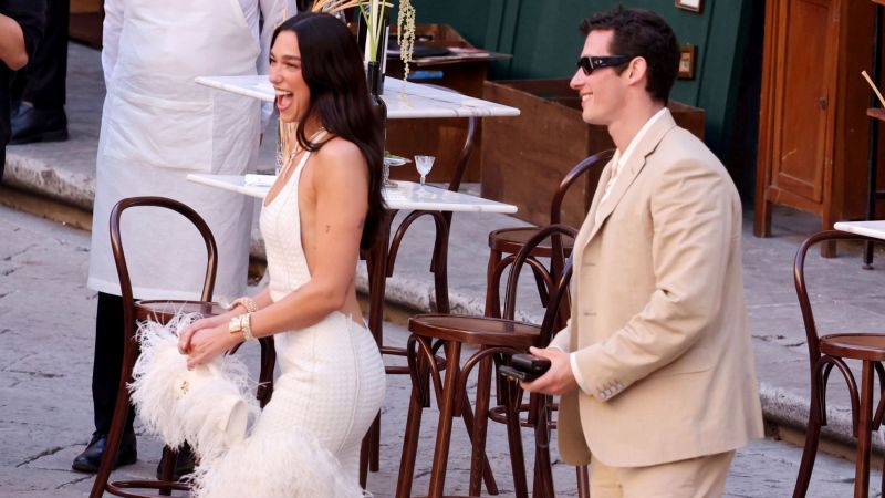 Dua Lipa e Callum Turner brilham na Sicília para um casamento de vários dias
