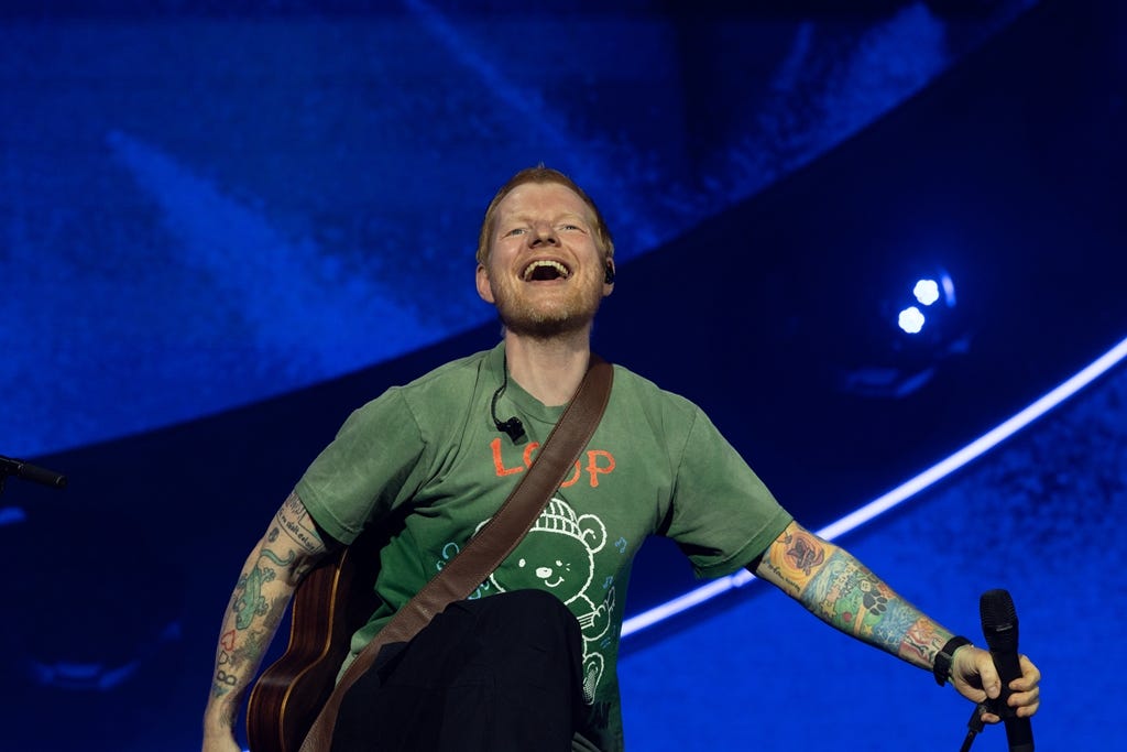 Ed Sheeran abre turnê LOOP, sugere intervalo para fazer 'coisa de papai'
