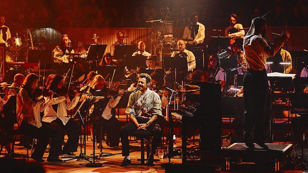 Harry Styles surpreende com performance orquestral no London Meltdown Festival: crítica