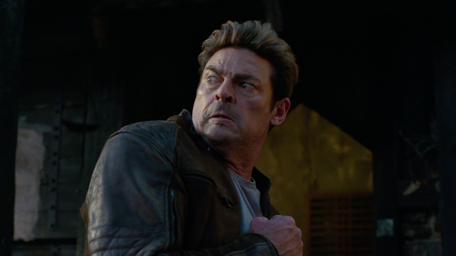 Karl Urban improvisou um dos momentos mais engraçados de Mortal Kombat 2