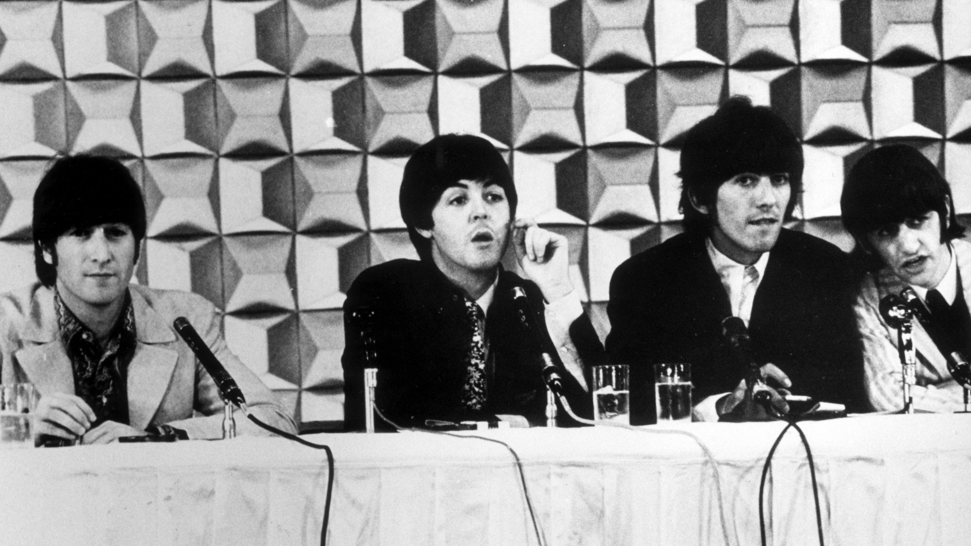 Lembra quando a polícia usou espuma e mangueiras de incêndio para apagar a Beatlemania?