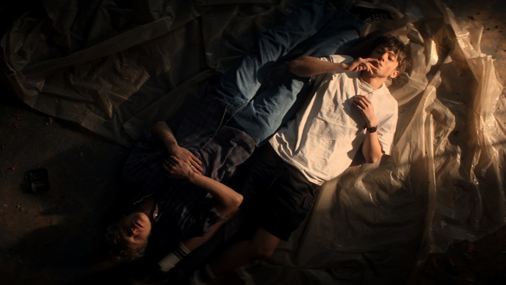 'Leviticus' é estrelado por Joe Baird e Stacy Clausen como adolescentes gays no terror da terapia de conversão