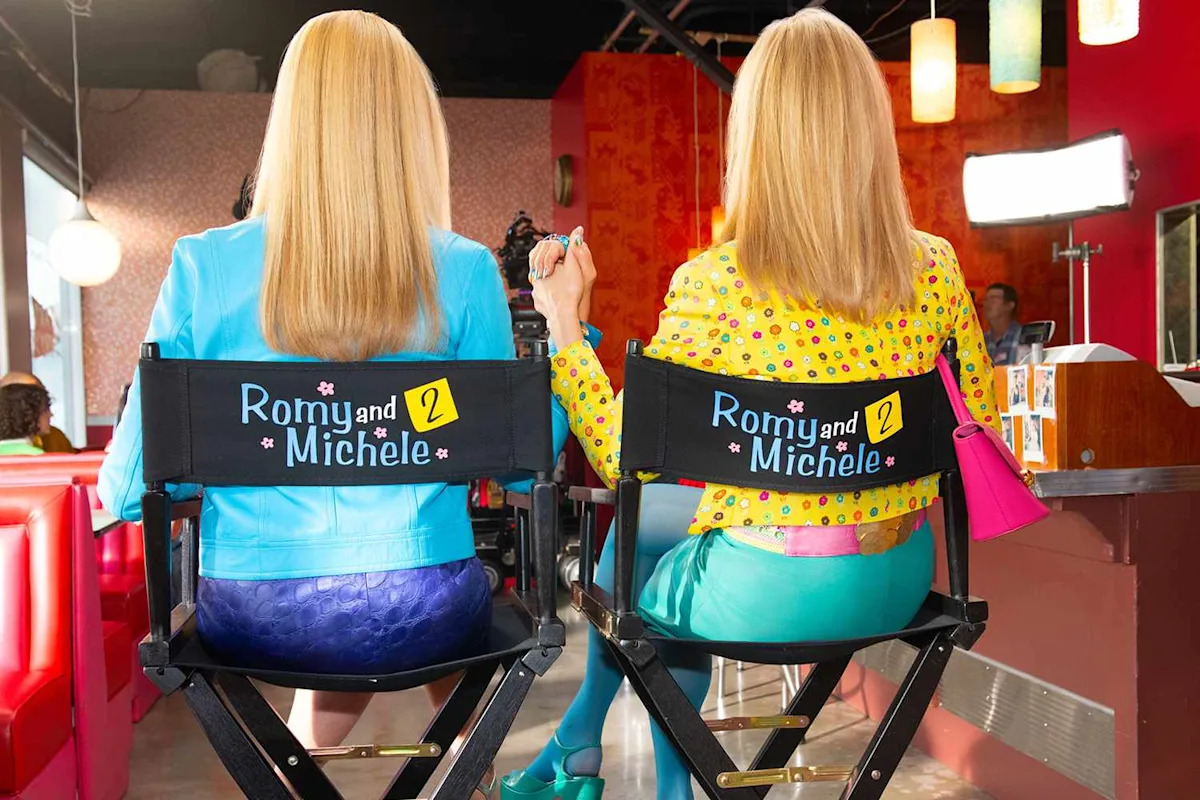 Lisa Kudrow e Mira Sorvino retornam para 'Romy and Michele' Parte 2 e agora filmam para o lançamento do Hulu