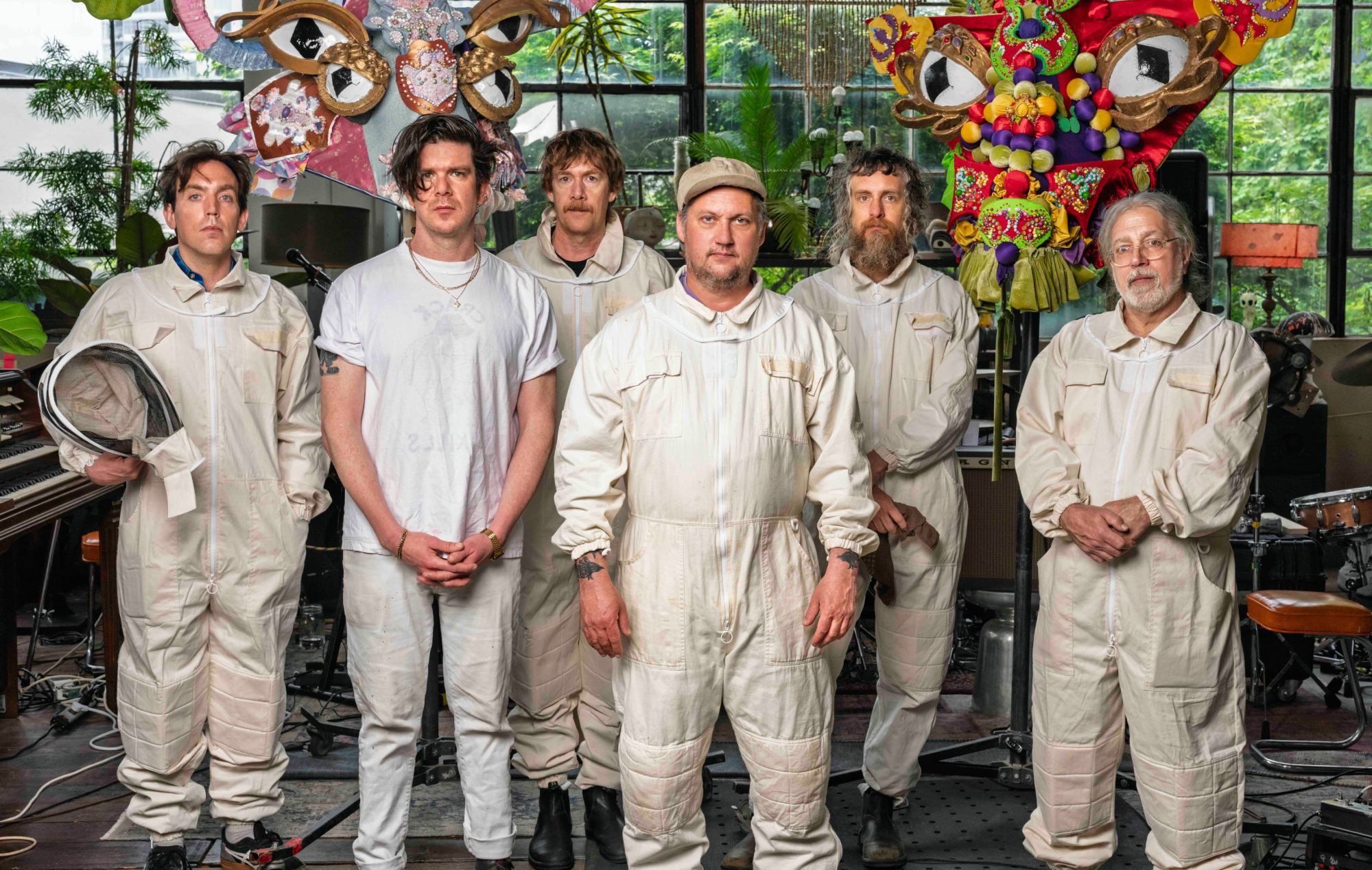 'Modest Mouse' no novo álbum 'An Eraser and a Maze' e a morte 'incrivelmente chocante' do baterista Jeremiah Green