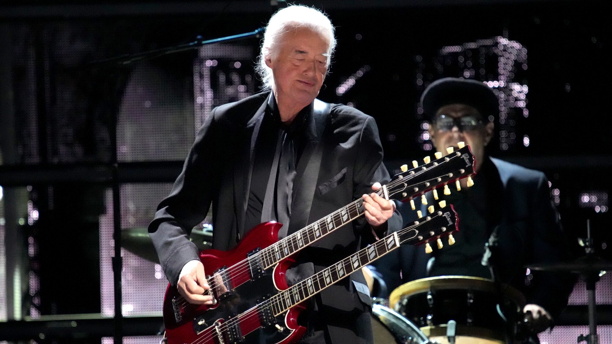 Neste dia de 2016, Jimmy Page defendeu a música mais famosa do Led Zeppelin durante um processo de direitos autorais que durou anos.