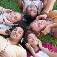 O alcance da rádio AM/FM apoiada por anúncios entre os adolescentes está crescendo. | história