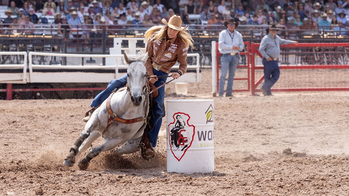 O documentário de rodeio produzido em Wyoming, “Outriding the Devil”, foi um sucesso nacional