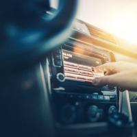 O estudo descobriu que os motoristas ainda escolhem as transmissões de rádio em vez das transmissões ao vivo no carro. | história