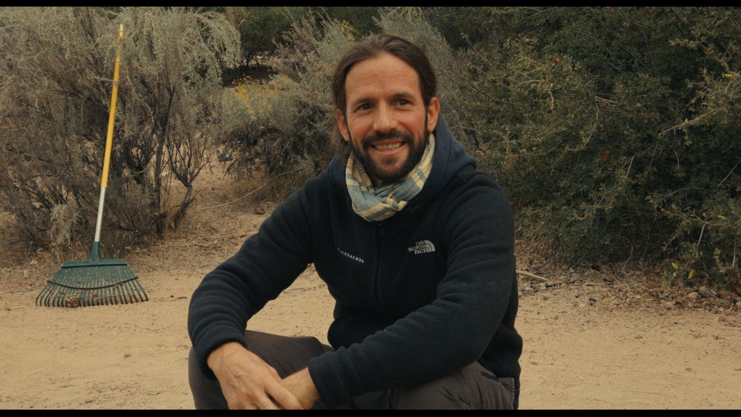 O falecido ator Christian Oliver aparece no documento espiritual "Vision Quest".