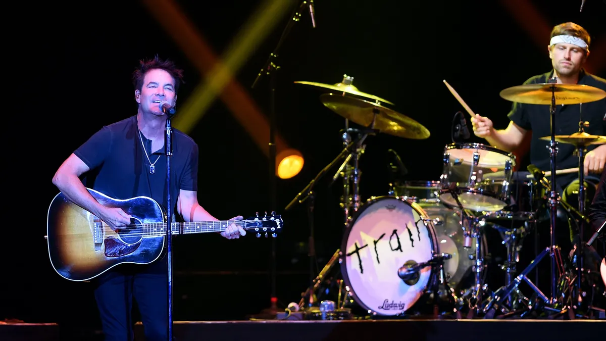 O trem de Pat Monahan presta homenagem a Erie com 'Pennsylvania Turnpike'