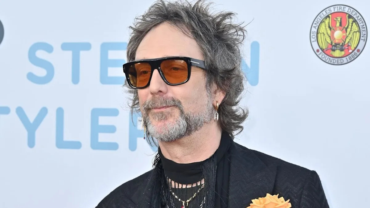 O vocalista do Black Crowes, Chris Robinson, transforma o canto "EUA" de Tampa em uma paralisação do show