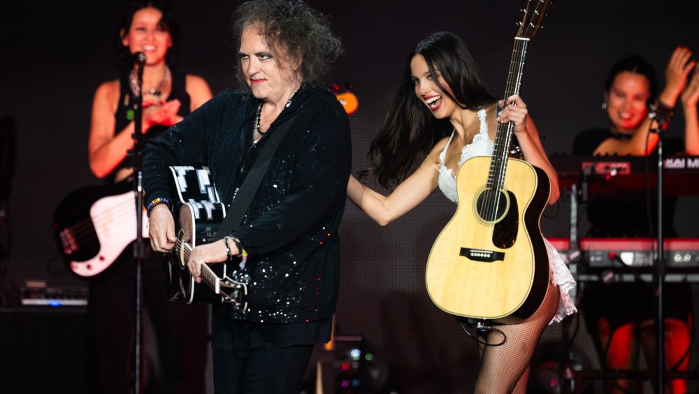 Olivia Rodrigo faz seu primeiro dueto com Robert Smith, "What's Wrong With Me".