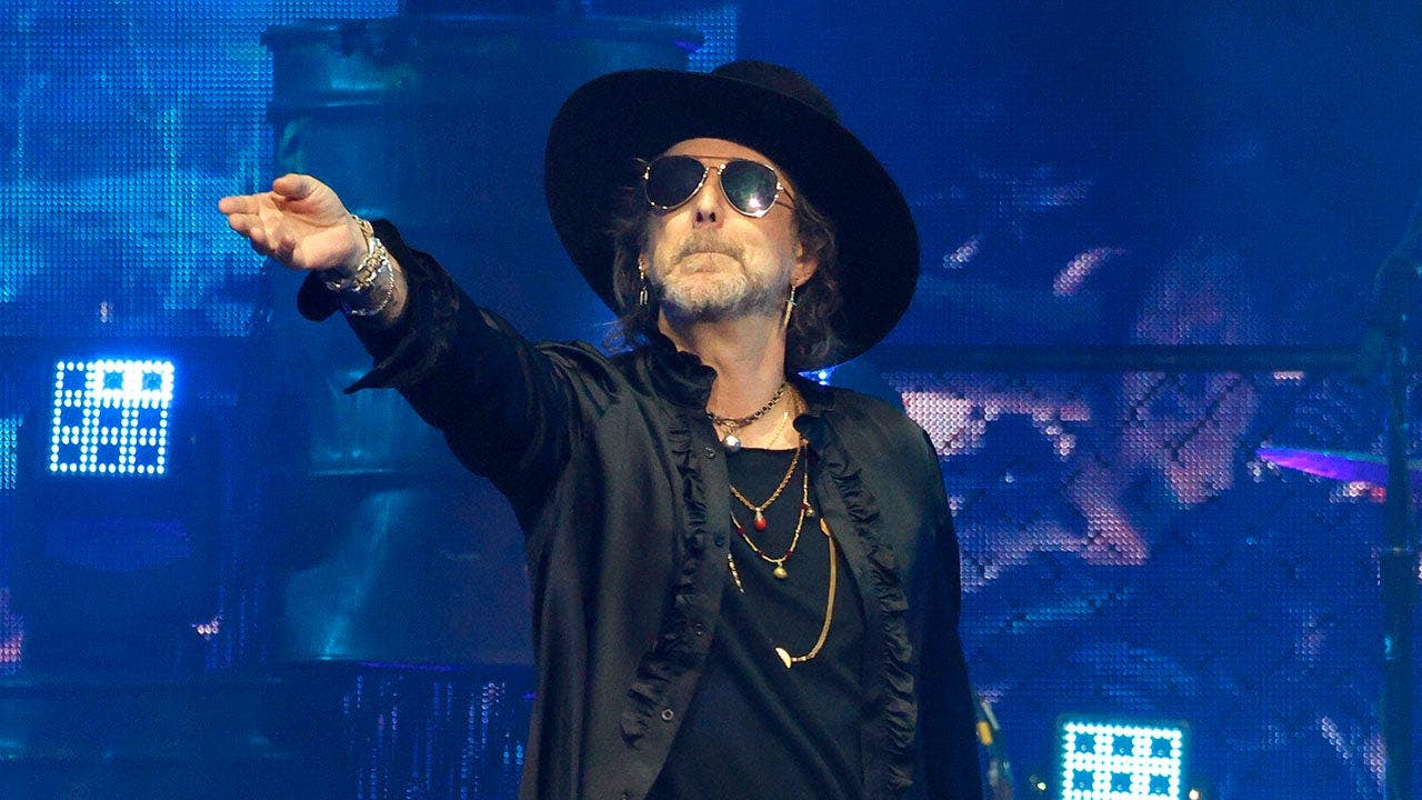Os Black Crowes estão enfrentando reação negativa depois de interromper o canto dos EUA em seu show em Tampa