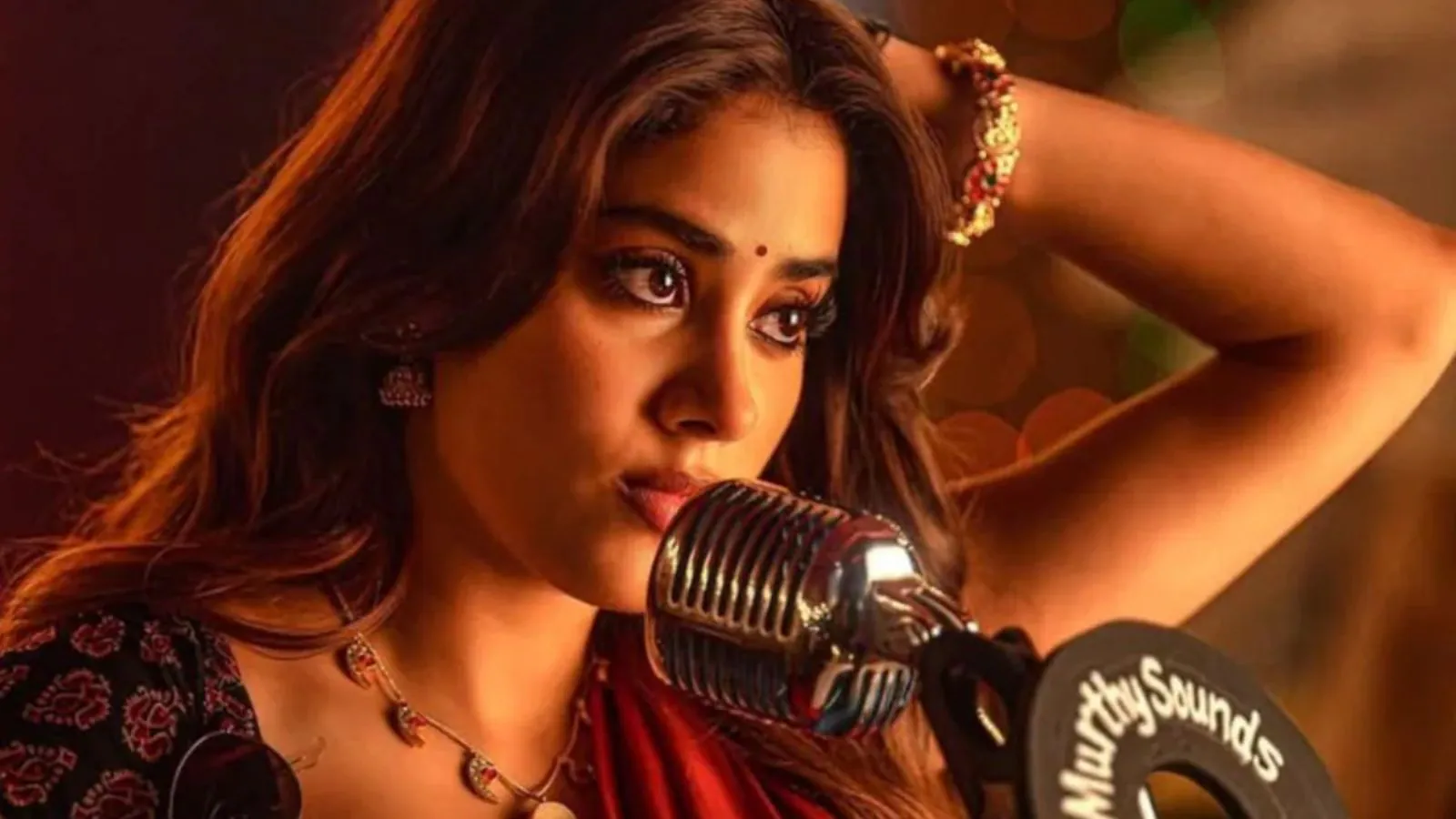 Os fabricantes de Peddi enfrentam críticas por 'objetificação' de Janhvi Kapoor, a internet a chama de 'vulgar'