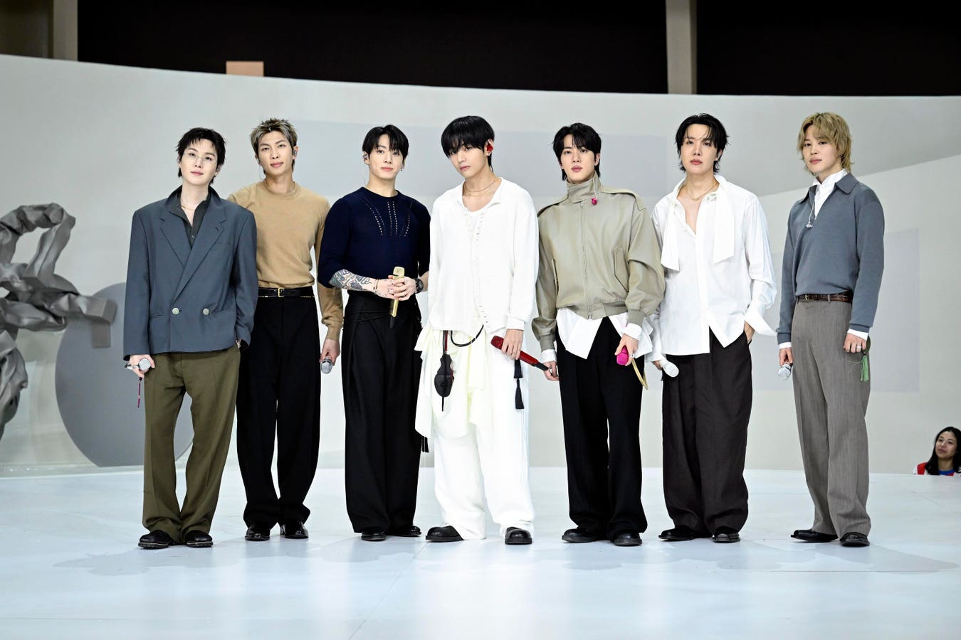 Os fãs do BTS enviam uma música que se tornou amplamente disponível apenas algumas horas atrás para o primeiro lugar
