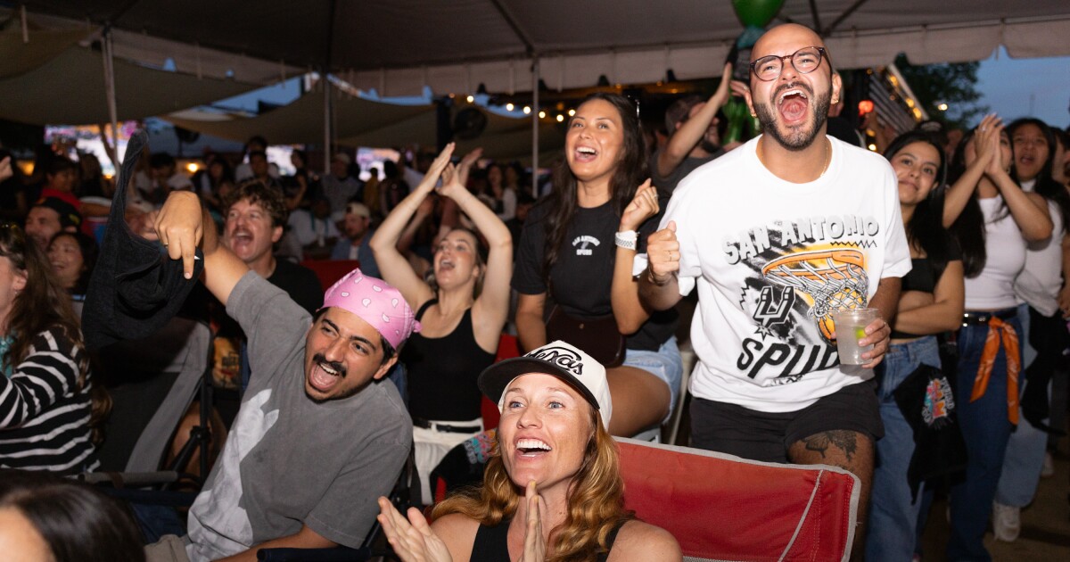 Os torcedores dos Spurs em Austin estão fazendo tudo o que podem em busca de um campeonato