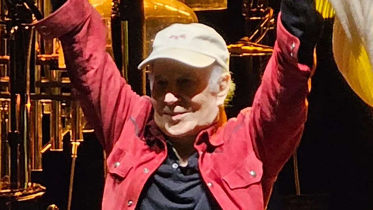 Paul Simon comemora 6 décadas de produção musical na chuvosa Meadow Brook