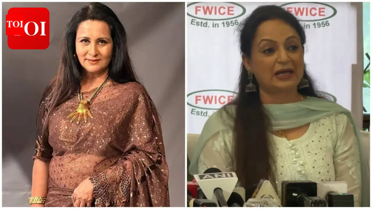 Poonam Dhillon expressa surpresa com a presença de Upasana Singh na conferência de imprensa da FWICE em meio à linha 3 de Ranveer Singh |