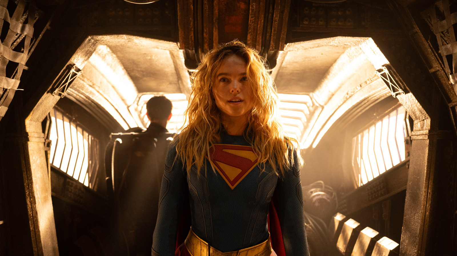 Por que a Supergirl quase não usa seu traje de super-heroína em seu próprio filme [Set Visit]