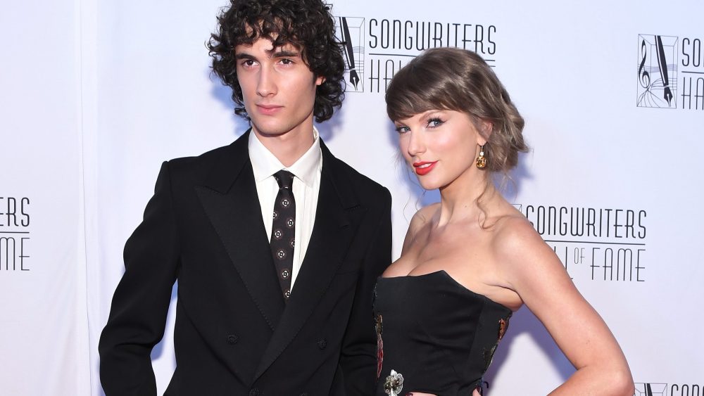 Sombr faz cover de Taylor Swift na cerimônia do Songwriters Hall of Fame