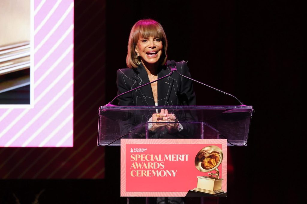 Sylvia Rhone recebe o Ultimate Icon Award no 2026 BET Awards