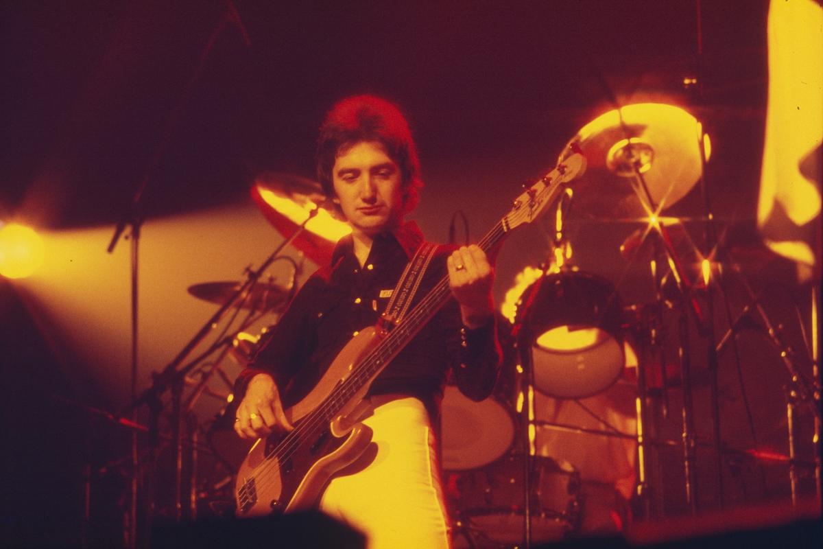 Todas as 12 músicas do Queen de John Deacon são classificadas