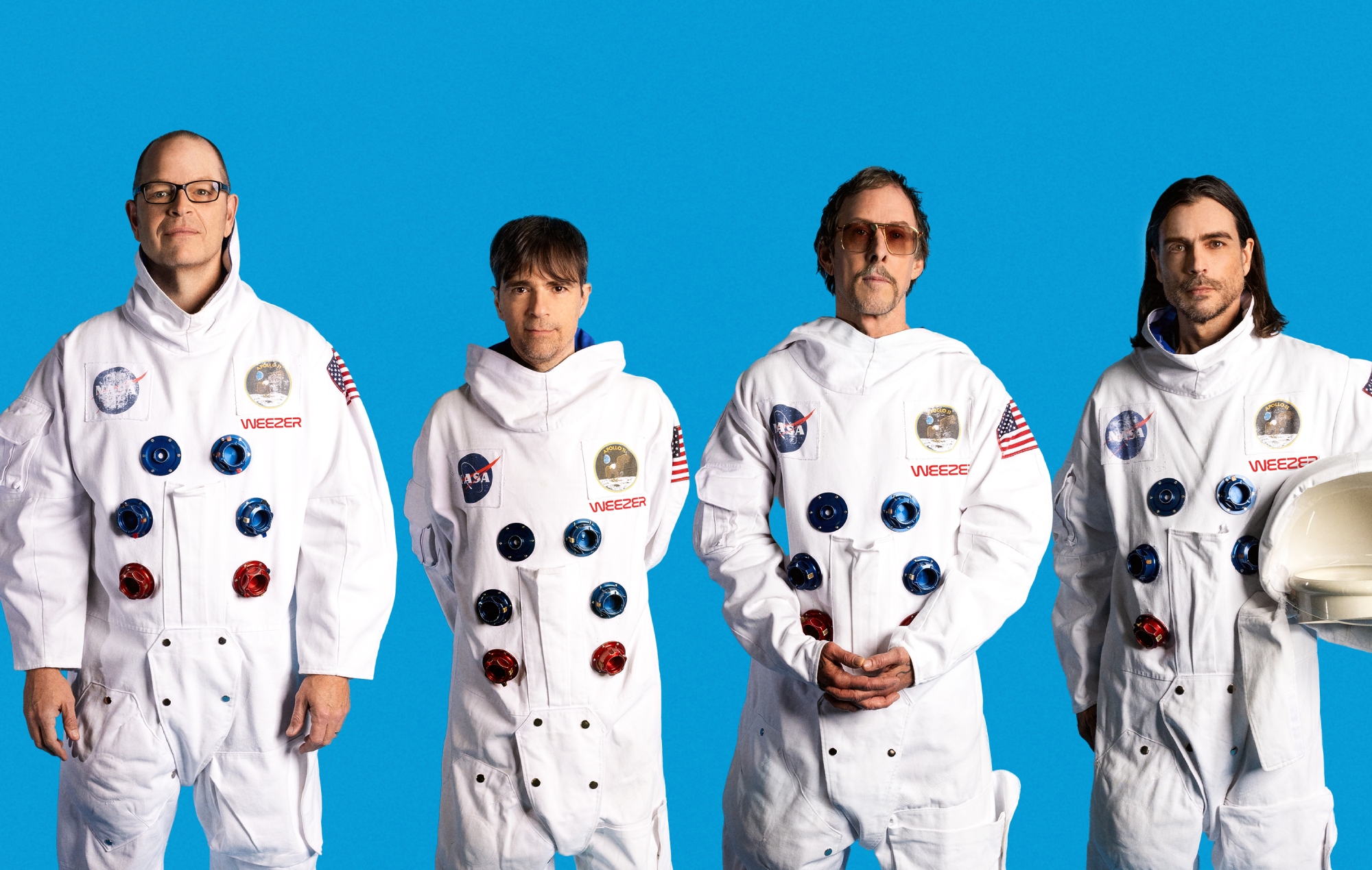 Weezer anunciou “The Gold Album” com uma música sombria chamada “We Might As Well Be Strangers” com Carly Hartzman na quarta-feira.