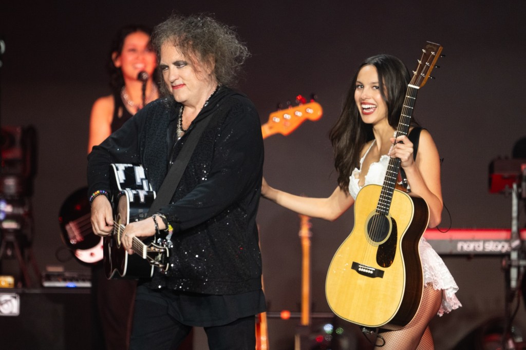 “What’s Wrong With Me”: Olivia Rodrigo e Robert Smith estreiam em dueto ao vivo
