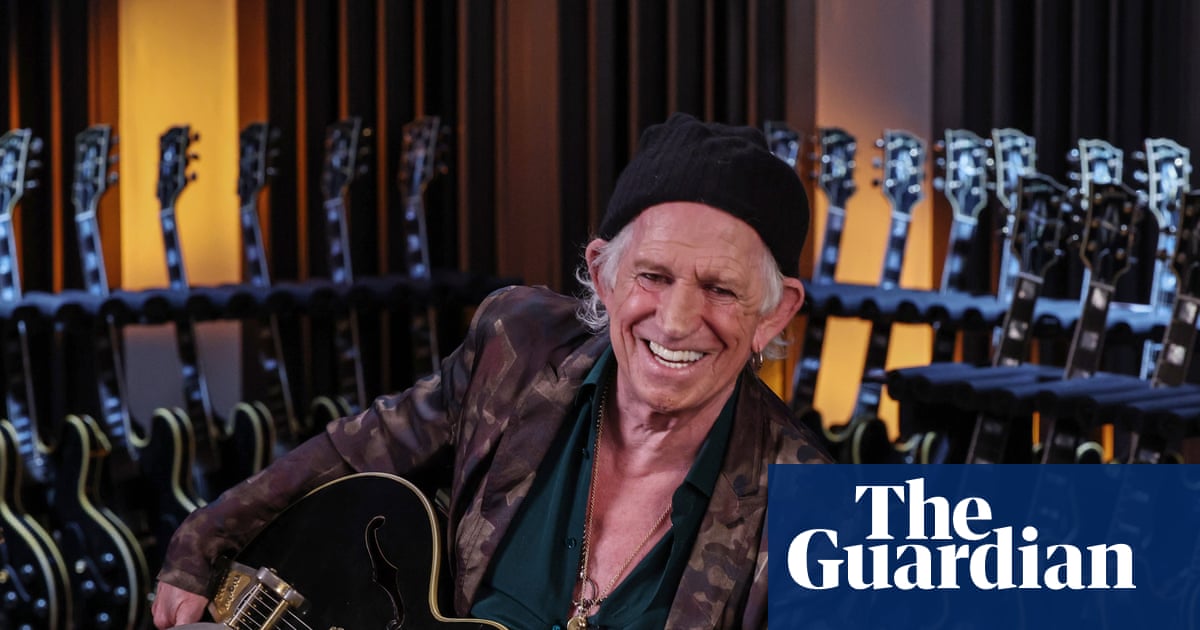 ‘Vou ouvir meu corpo antes que ele grite por socorro’: Keith Richards fala sobre a vida como um avô de 82 anos – e rivaliza com Mick Jagger | Keith Richards
